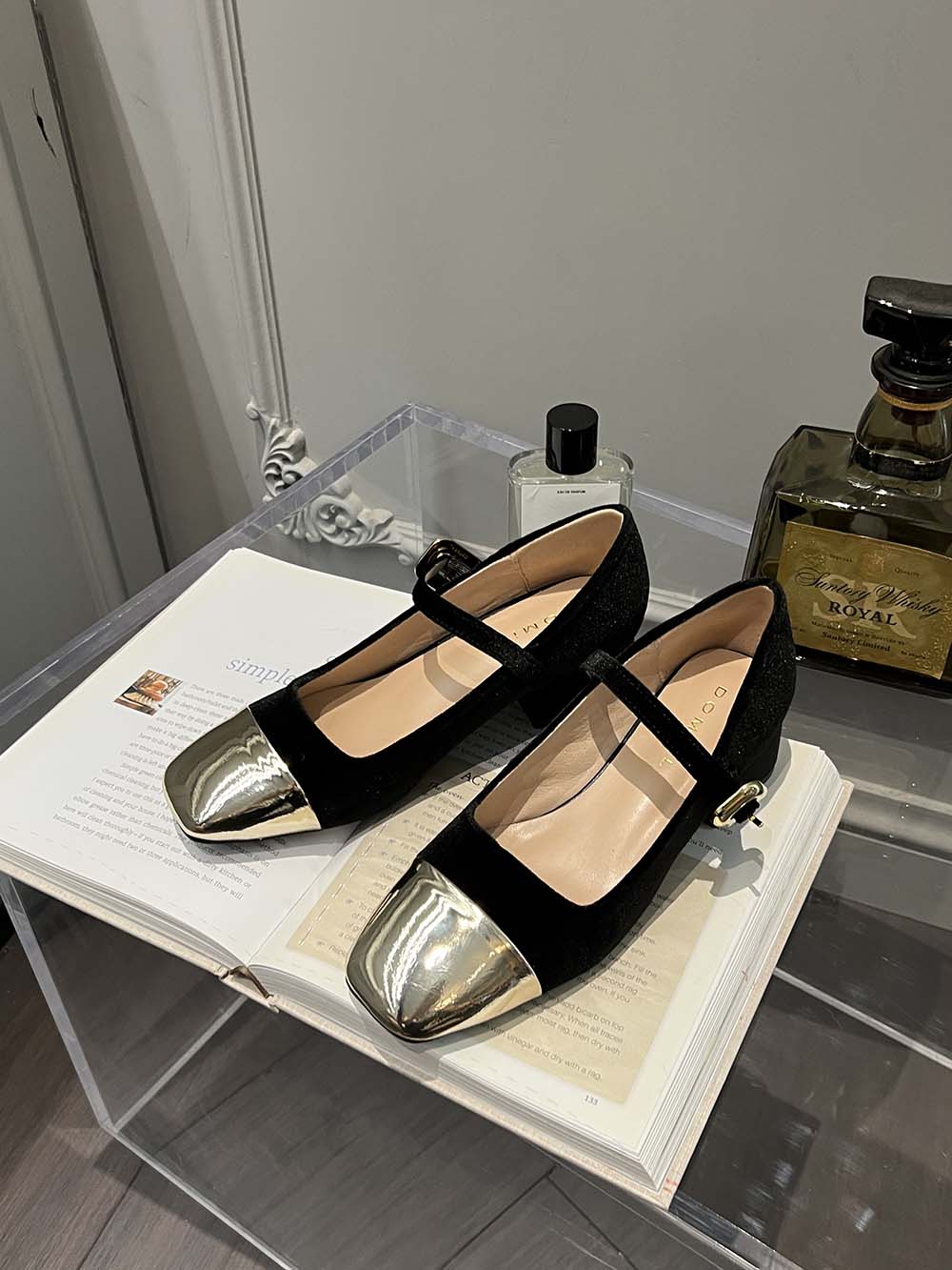 

Модные женские туфли-лодочки смешанных цветов на плоской подошве с низким каблуком и пряжкой на ремне. Осень-весна 2024. Новые поступления. Сексуальные туфли-лодочки для вечеринок. Женская обувь. 5.5 чёрный