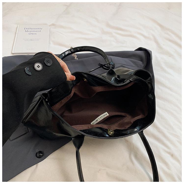 2025 Retro Oil Wax Leather Tote: Large Capacity Autumn/Winter Bag for Women - Single Shoulder or Handheld Commute Style