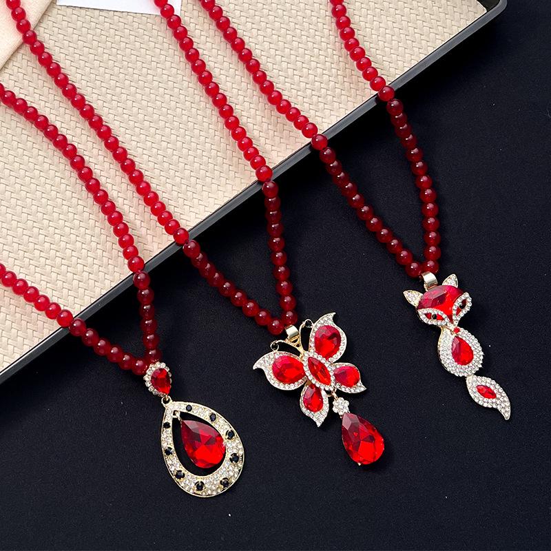 Retro Red Crystal Pendant Necklace: Versatile, High-End Fashion Accessory for Women