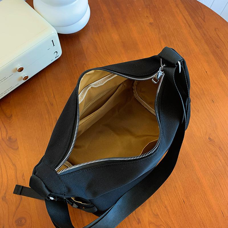 Сумка через плечо с буквенным принтом — фото 10