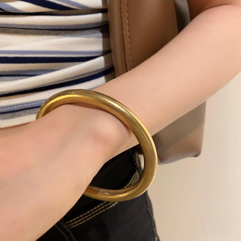 European & American Metal Spiral Bangle: Exaggerated Fashion Luxury Bracelet for Women