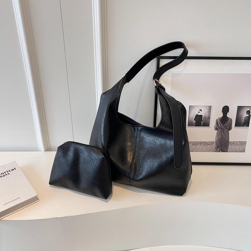 Large-capacity bags women's autumn versatile 2025 new fashion shoulder bag texture popular retro bucket bags this year