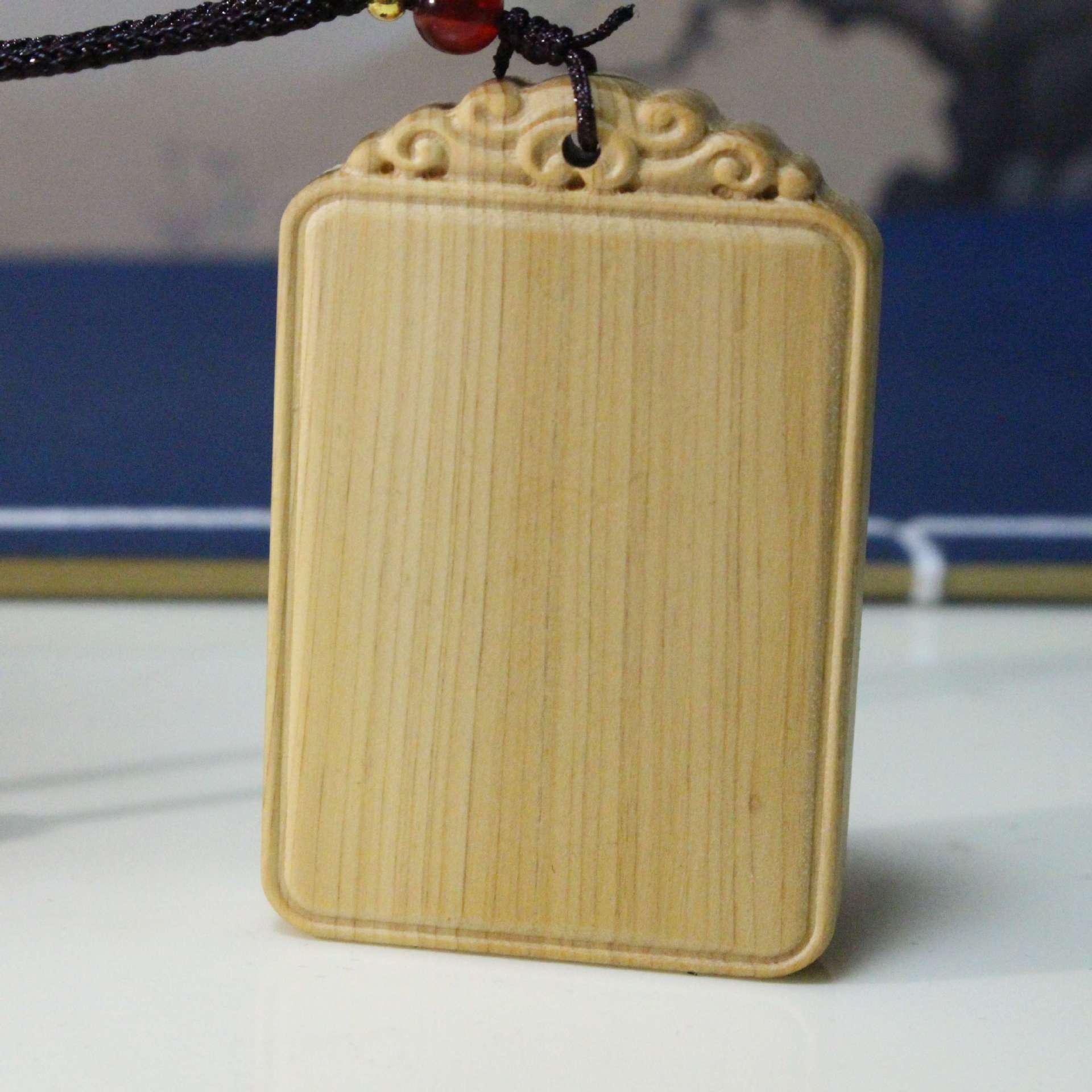 Мирная жизнь Подвеска из резного кедра: Нефритовый медальон Арт-декор