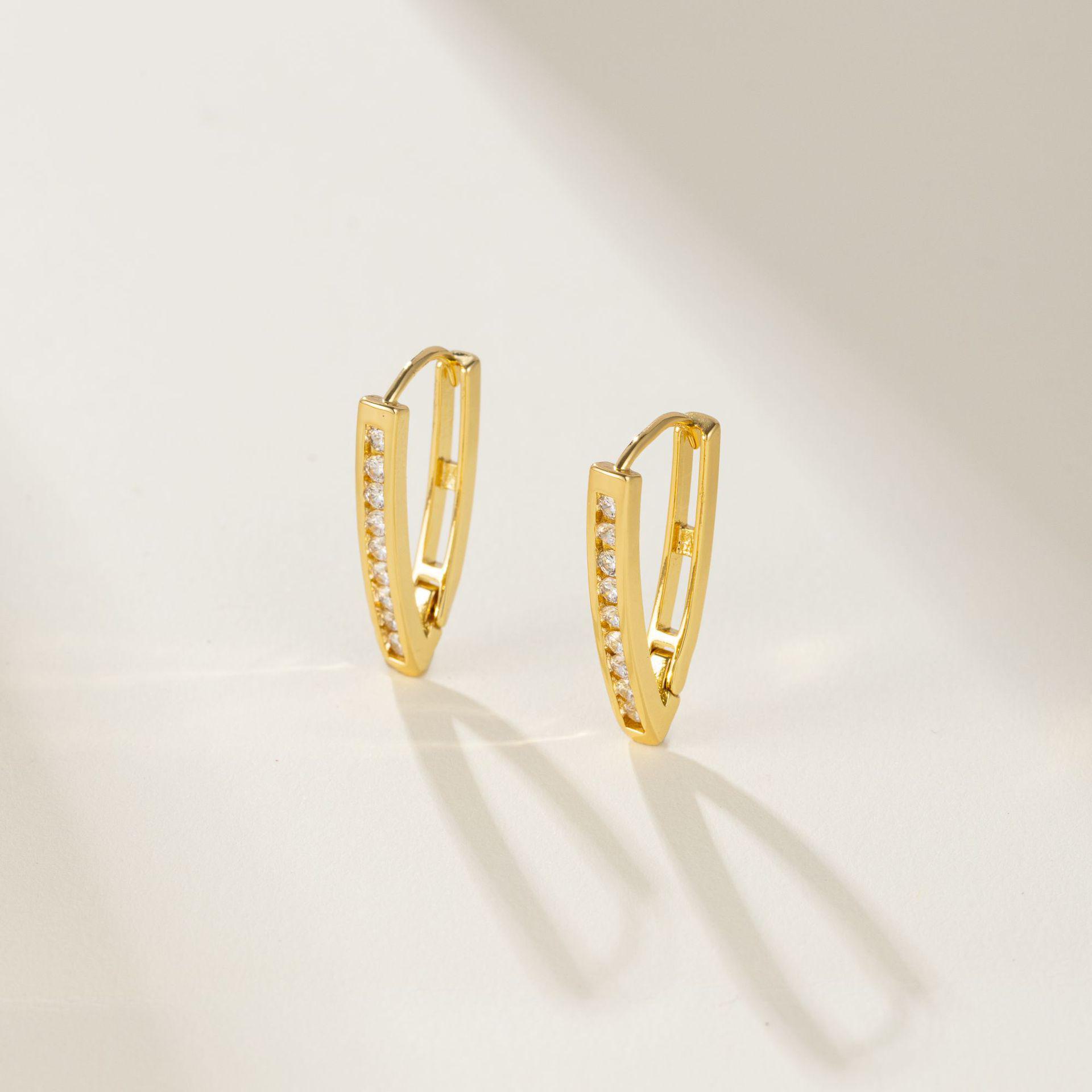 

Серьги V-образной формы с покрытием из 18-каратного золота и инкрустацией из циркония — элегантный и высококлассный дизайн TE01912