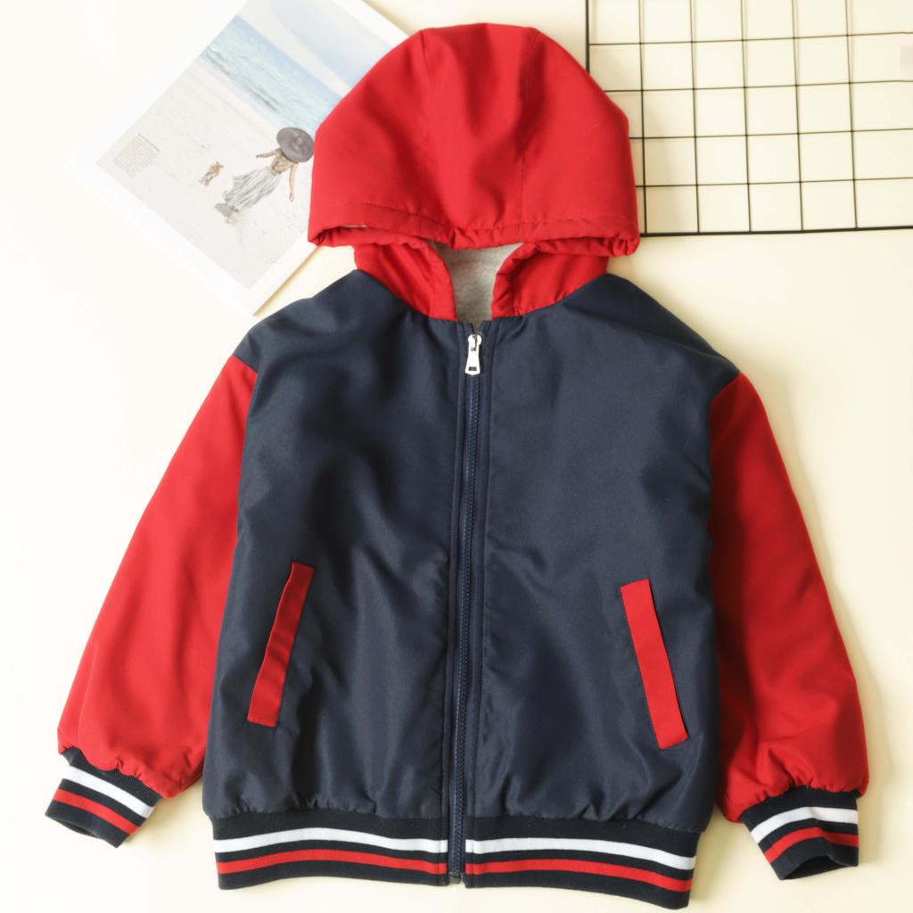 Modische rote Baseballjacke für Kinder mit warmem Fleecefutter