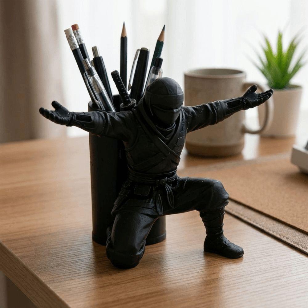 Plastový držák na tužky Ninja Warrior Stabilní organizér na stůl Model postavy Simulace Nápad na dárek