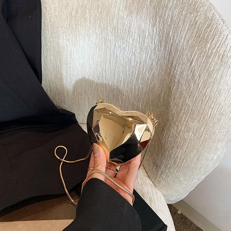 

Красивая сумка-любовь тренд простой европейский и американский нишевый дизайн 2025 зарубежный стиль модная личность косая сумка сумка на плечо золотой