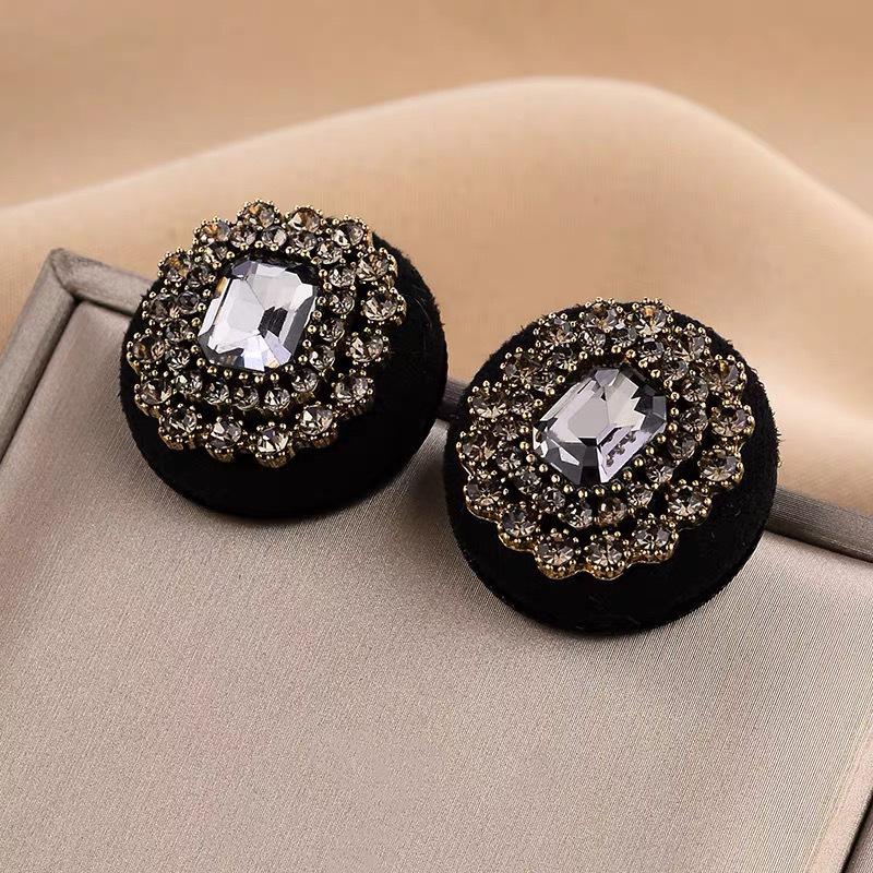 Black Retro Hepburn Style Luxury Stud Earrings with Unique Design чёрный