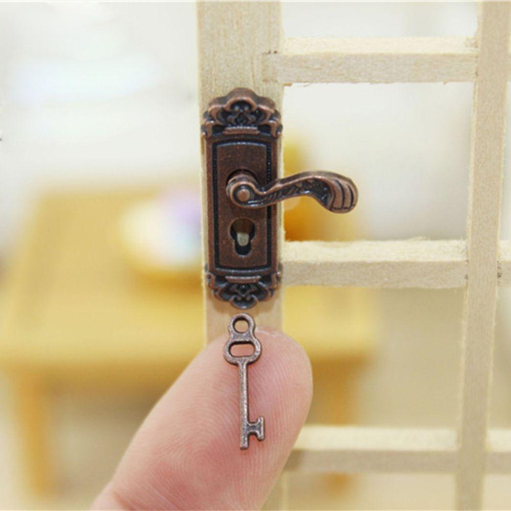 Carino Vintage Divertente 1/12 Scala Casa delle Bambole Miniatura Serratura Porta e Chiave Casa delle Bambole Fata Mini Porta Retro Metallo Accessori Fai da Te