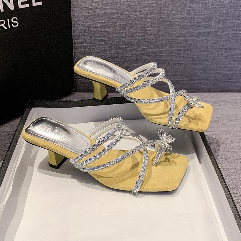 

Тапочки женские для улицы 2025 лето новые со стразами толстый каблук с юбкой высокий каблук с бантом крутые тапочки женские 35 жёлтый