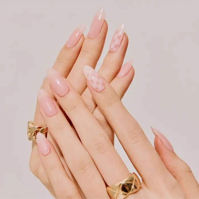 

Розовые гелевые ногти плохой девочки