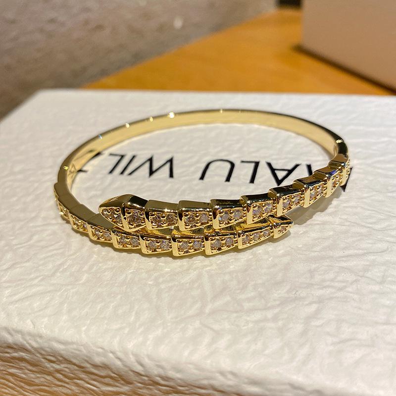 

Бутик 2024 Браслет T-Square с цирконом для женщин - Медь с покрытием из настоящего золота, Европейский и американский тренд