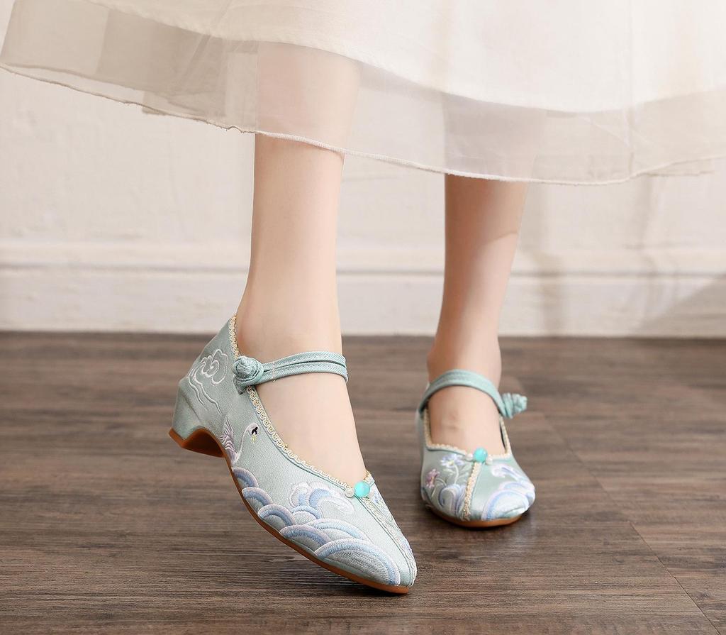 Yunxiao 2023 Spring Low Heel Pointed Toe Embroidered Cloth Shoes for Women