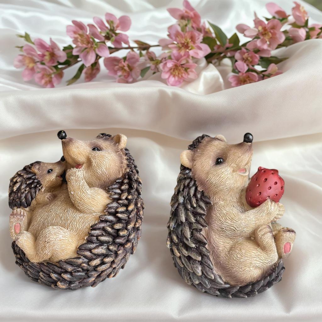 1 Piece of Cute Hedgehog Ornaments, Hugging Cub + Holding Strawberry Shapes, Conveying Natural and Cute, Full of Details, Practical and Beautiful 