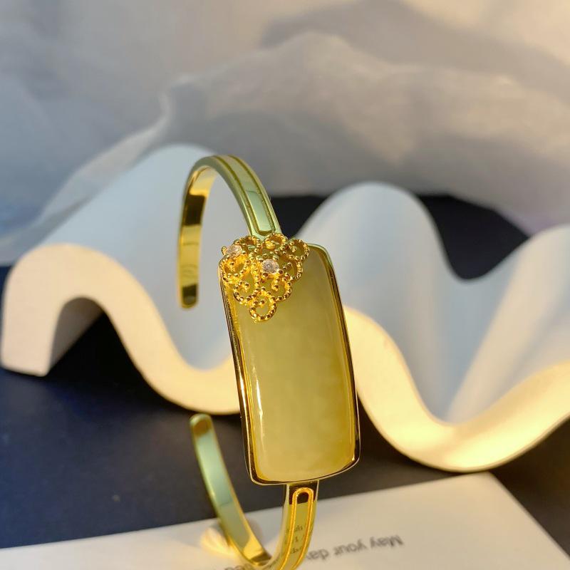 Elegant Fashion S925 Sterling Silver Gold-Plated Adjustable Bracelet with Hetian Jade and Auspicious Clouds Design. S925 Silver