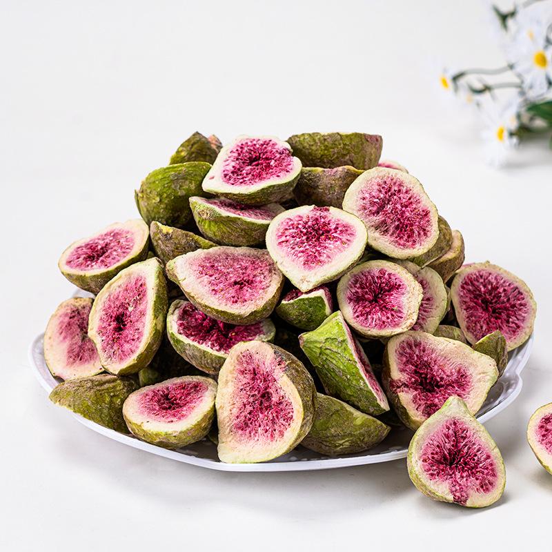 Mori-Style Cake Decoration: Dried Fruit Figurines with Fresh Figs for Birthday Parties