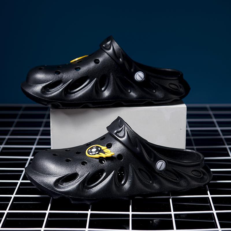 

2025 summer new fashion trend men s flame hole shoes large size bag head slippers outdoor beach sandals 45 чёрный