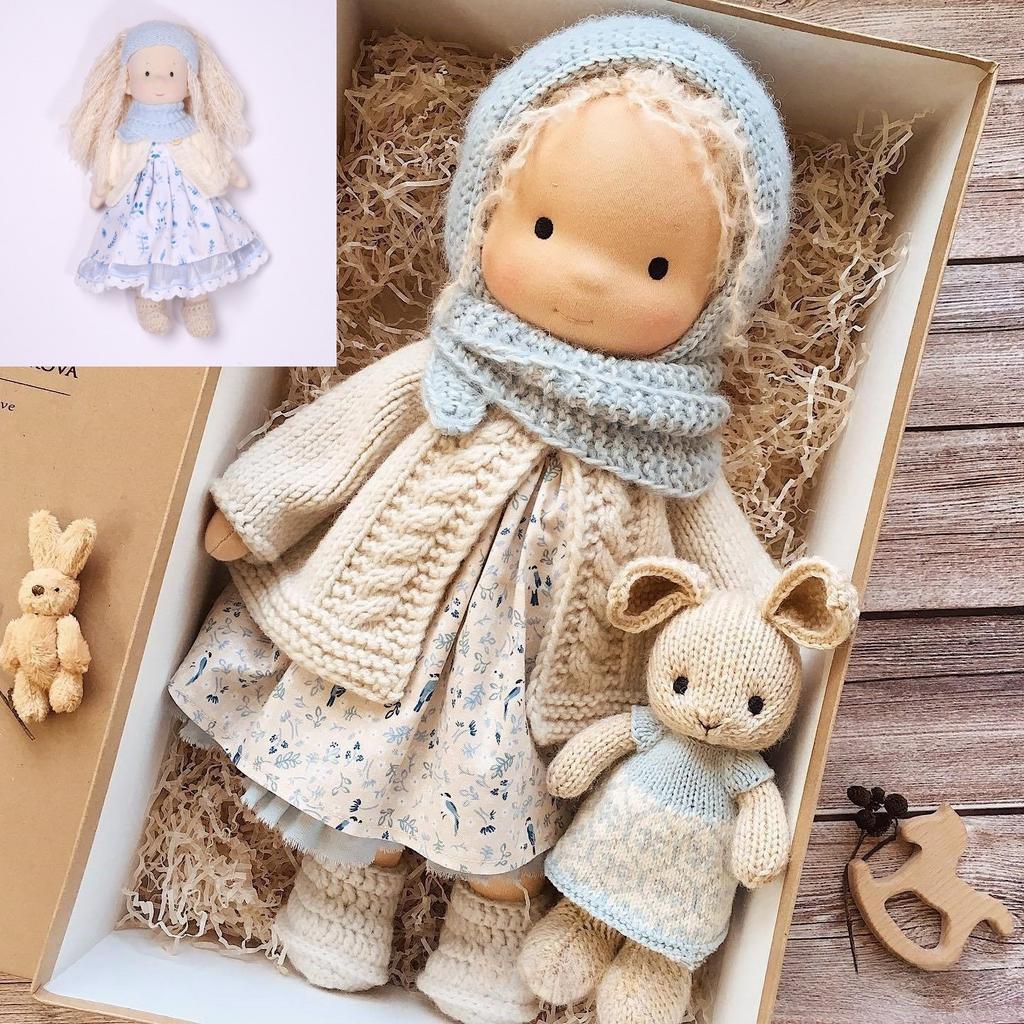 Păpușă Waldorf de 12 inchi, realizată manual, în rochie florală, cu pulover tricotat și eșarfă, cutie cadou pentru fete