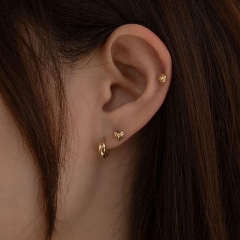 Youngglow 14k Ripple One Touch Earring