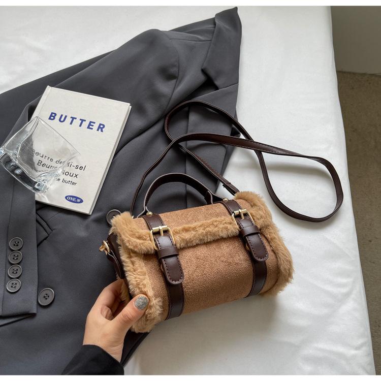 

Осень и зима французская нишевая мода женская 2025 новая зарубежная плюшевая сумка-подушка сумка через плечо сумка-мессенджер