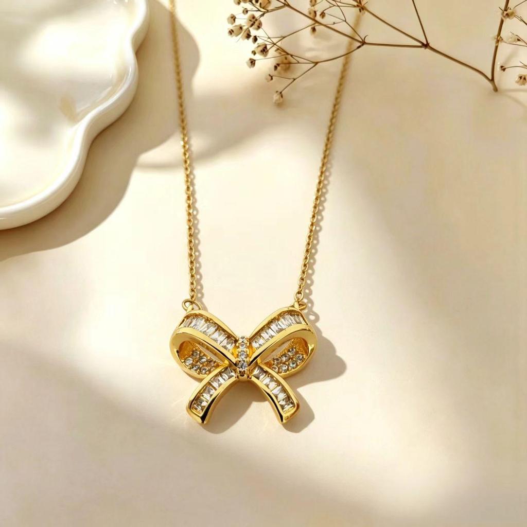 Copper Gold-Plated Bow Knot Pendant Necklace: Elegant & Trendy Accessory for Women.