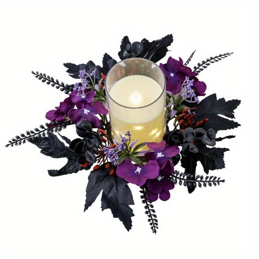 

Декоративный венок из черных листьев и фиолетовых цветов для создания атмосферы