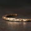 Bracciale unisex con texture martellata retrò e apertura, bracciale minimalista vintage per uomo e donna, design semplice e trendy