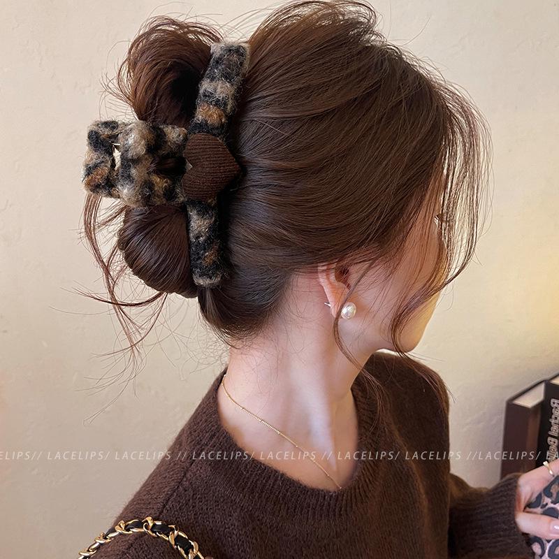 

2025 Retro Leopard Heart Plush Claw Clip: Large Hair Accessory for Women