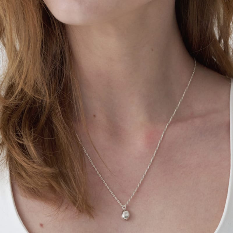 HALSBAND MED RÖRD STEN 02