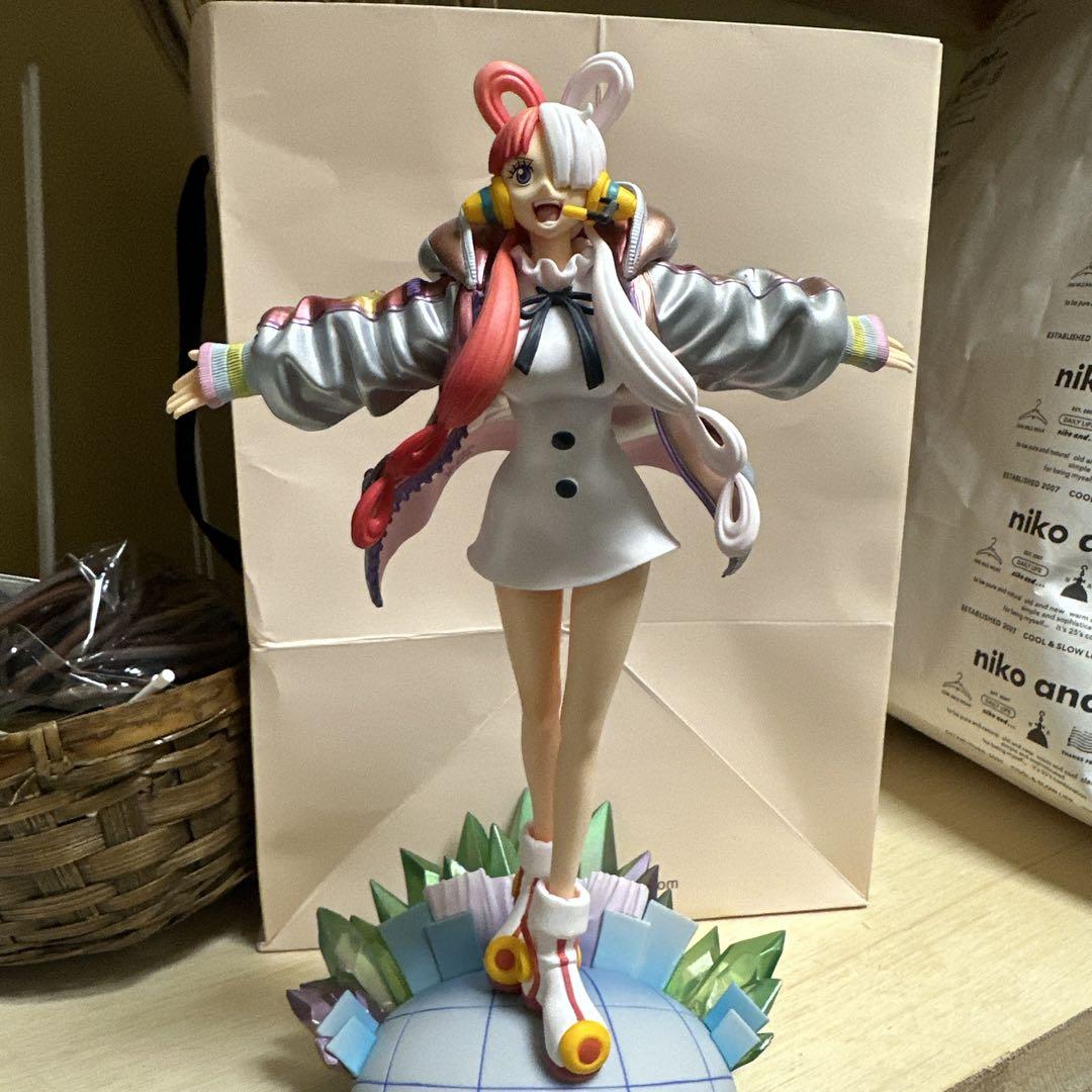 

[USED] Beautifully painted One Piece Uta figure, Premium Bandai exclusive, shipping box and box included