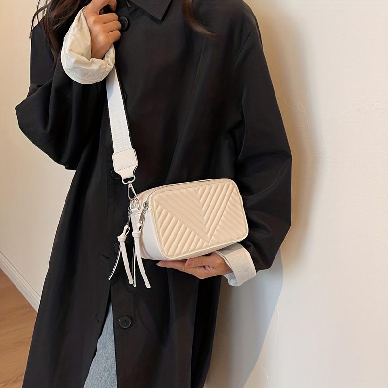 Элегантная однотонная стеганая сумка через плечо с шевронным узором: Стильная квадратная — фото 11