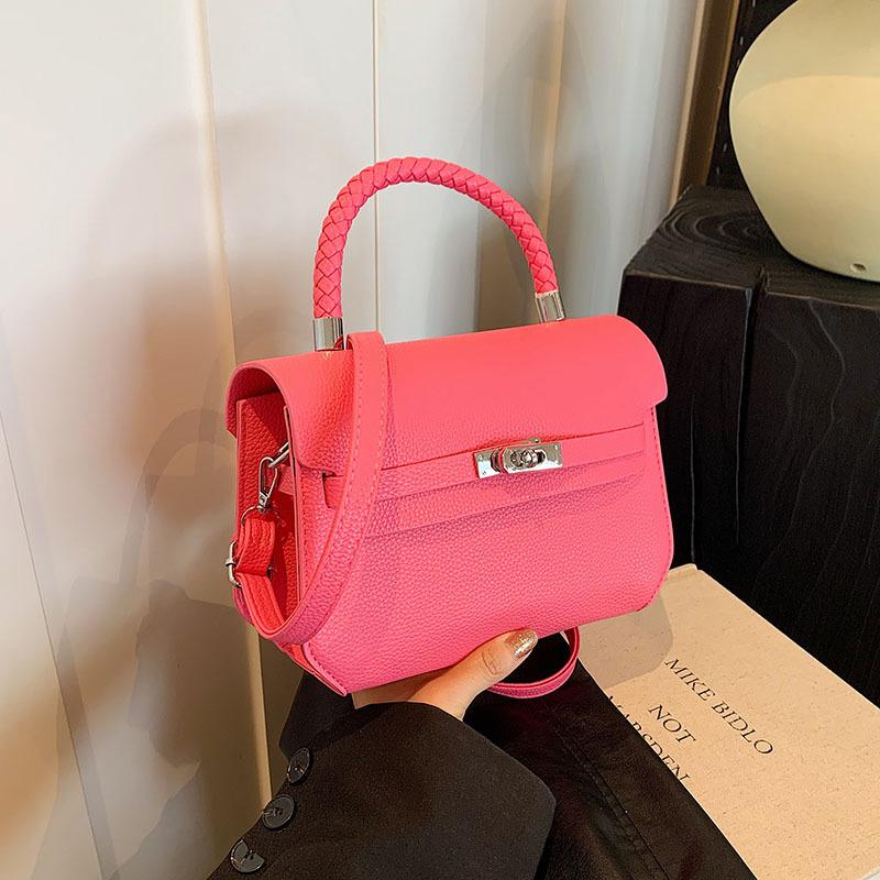 

2025 new fashionable and beautiful summer foreign style fashionable and simple weaving portable shoulder crossbody small square bag woman розовый