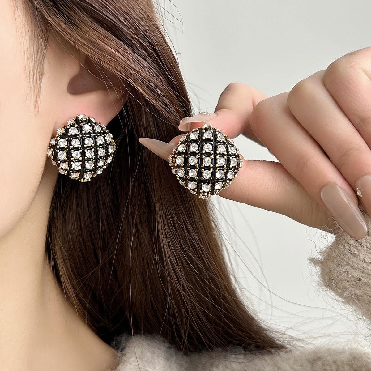 

2025 Серьги-гвоздики с полным покрытием бриллиантами в стиле Light Luxury для женщин - Высококачественные модные дизайнерские украшения золотой