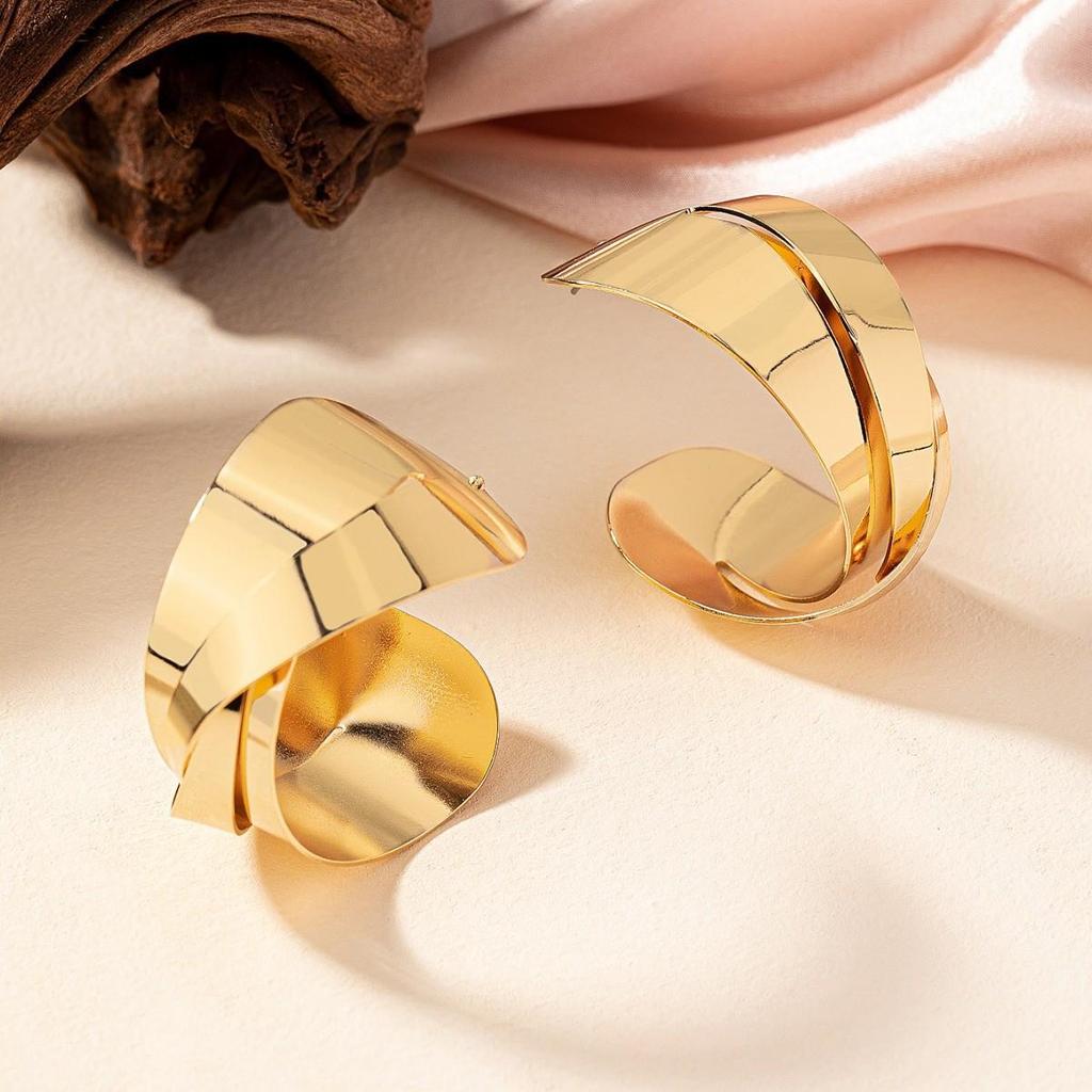 Elegant Geometric Metal Winding Earrings: Chic Light Luxury, High-Class Fashion Accessories for Women