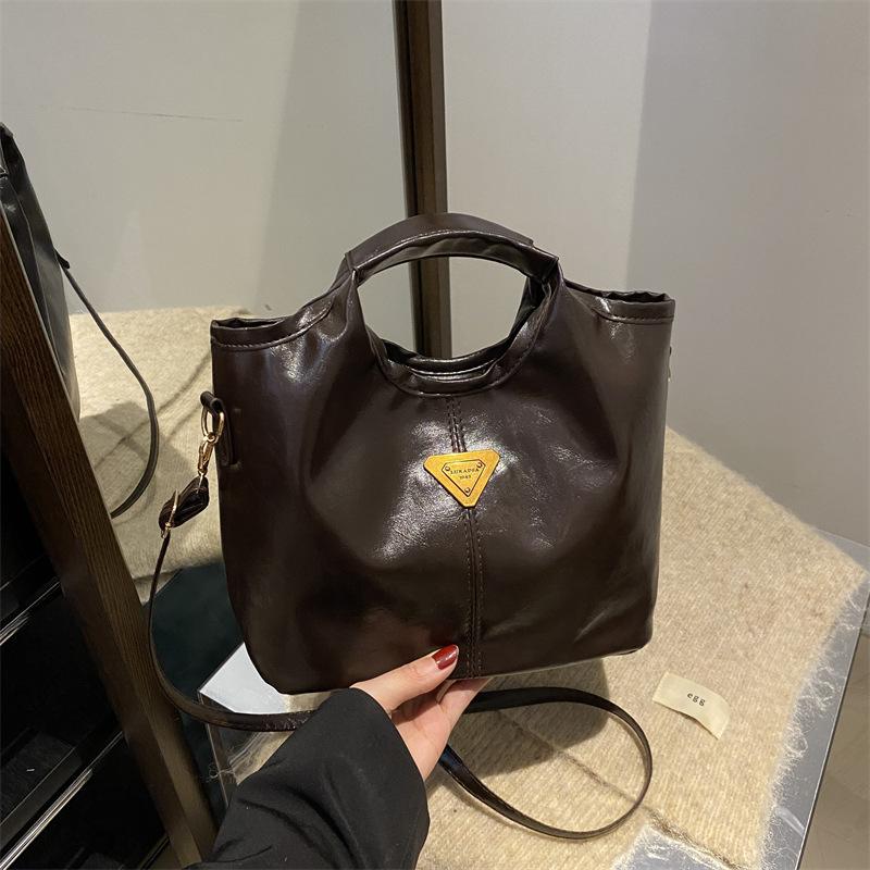 

Чувство дизайна Однотонная ретро сумка большой вместимости Женская высококачественная текстура Универсальная для работы Новая сумка-мессенджер