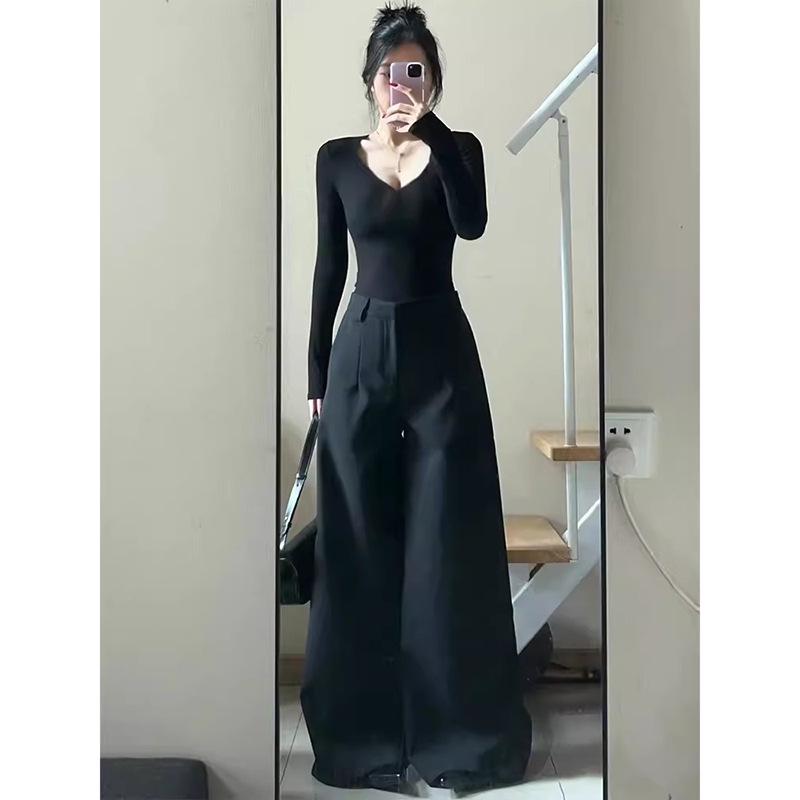 Women's Slim Fit White V-Neck Long Sleeve Base Layer Top with Velvet, Perfect for Autumn and Winter