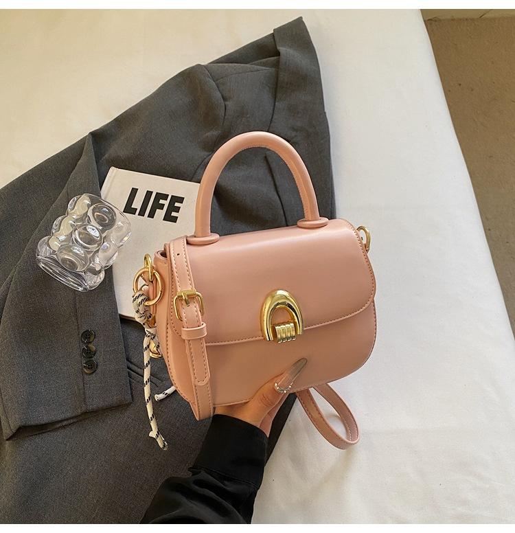

Early spring niche underarm bag women s 2025 new trendy fashion Korean saddle bag simple and versatile shoulder messenger bag розовый