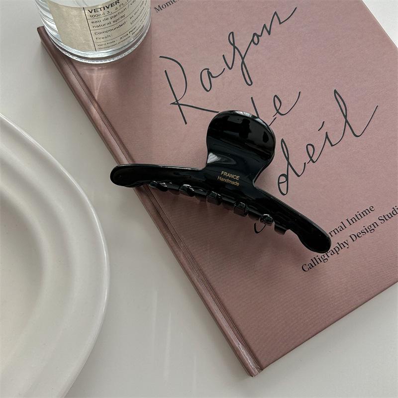 

Элегантная ацетатная заколка-акула для женщин