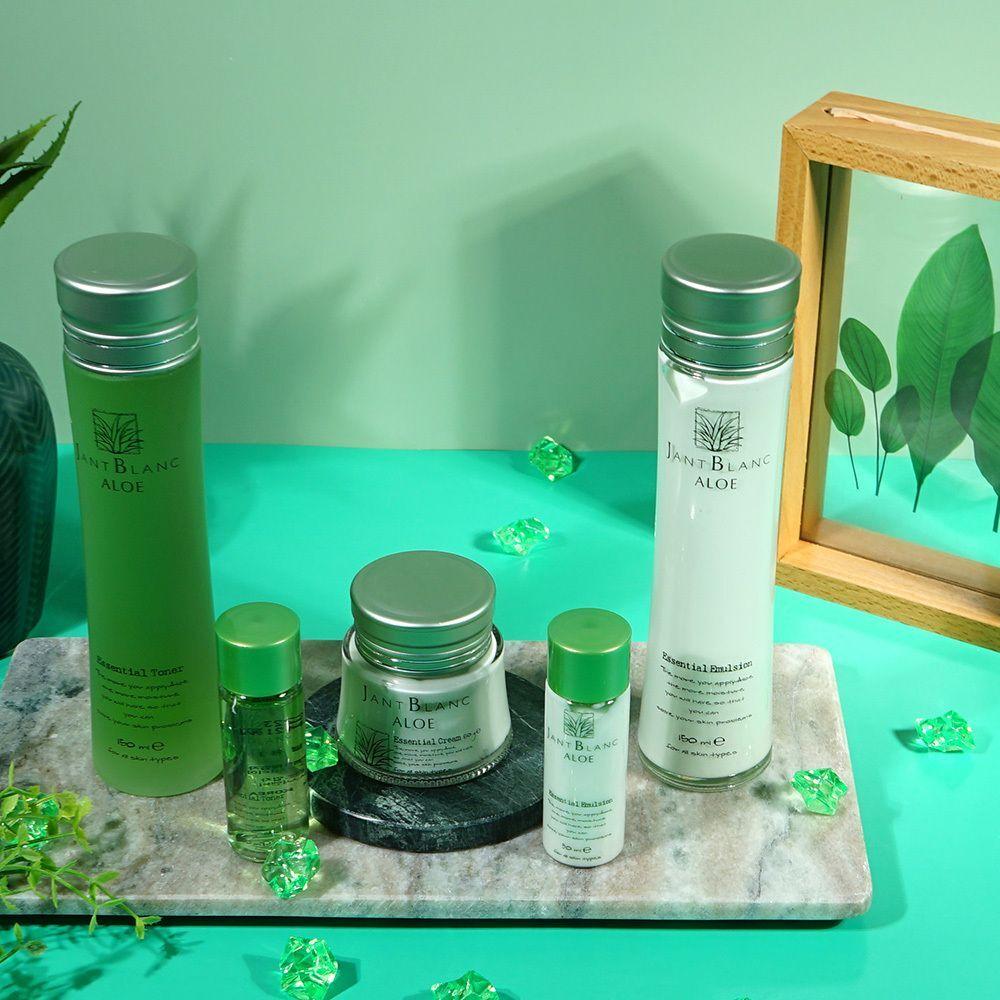 

Olive Extract XOTBCWBL Comfortable Care 3-piece set for women with skin concerns