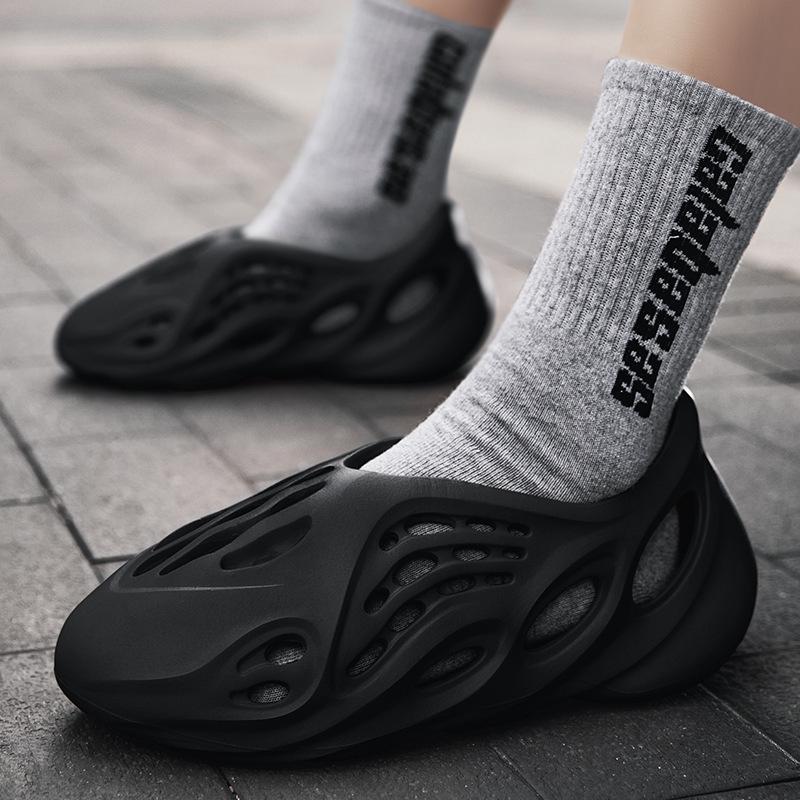 

2828 Чоловічі легкі сандалі з кокосовою діркою, Підліткові пляжні туфлі, Модні тапочки в корейському стилі з особистістю 41 чорний