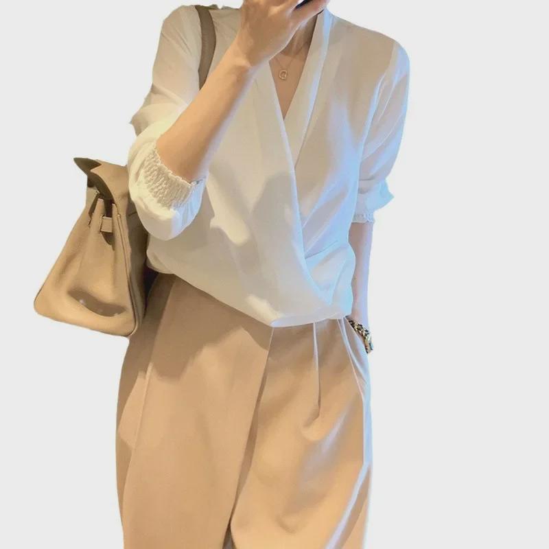 Asymetrické tričko s výstřihem do V s elegantním designem