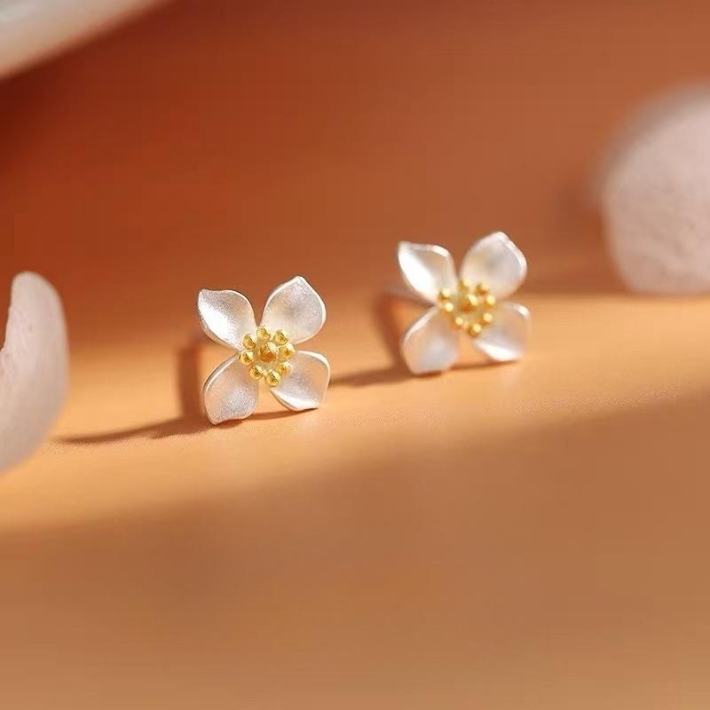 Jasmine Flower Stud Earrings - Unique and High-end Ear Jewelry for Sophisticated Women, A Light Luxury Accessory.