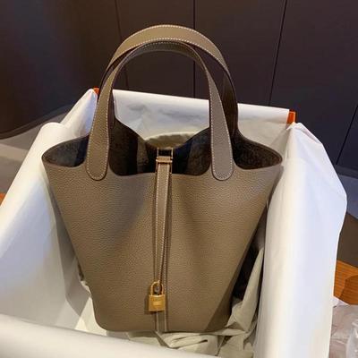 Borsa a secchiello in vera pelle abbinata al colore 2024, borsa a mano in pelle bovina con grana litchi per donna