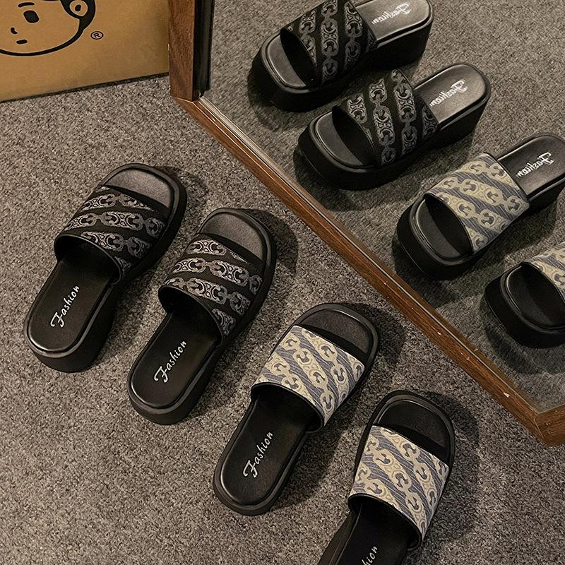 Super fire thick bottom heightening cool slippers women's summer wear advanced sense 2025 new model with skirt going out beach slippers