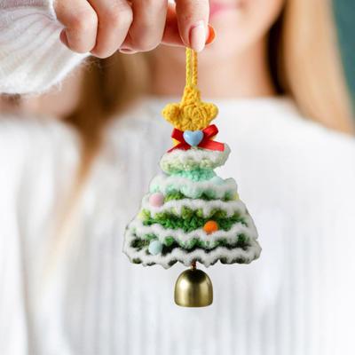 Mini Adorno de Árbol de Navidad Tejido a Mano Árbol de Ganchillo de Múltiples Capas con Nieve Artificial Árbol Flocado con Campanas Doradas y Estrella en la Cima para Decoración Navideña del Hogar