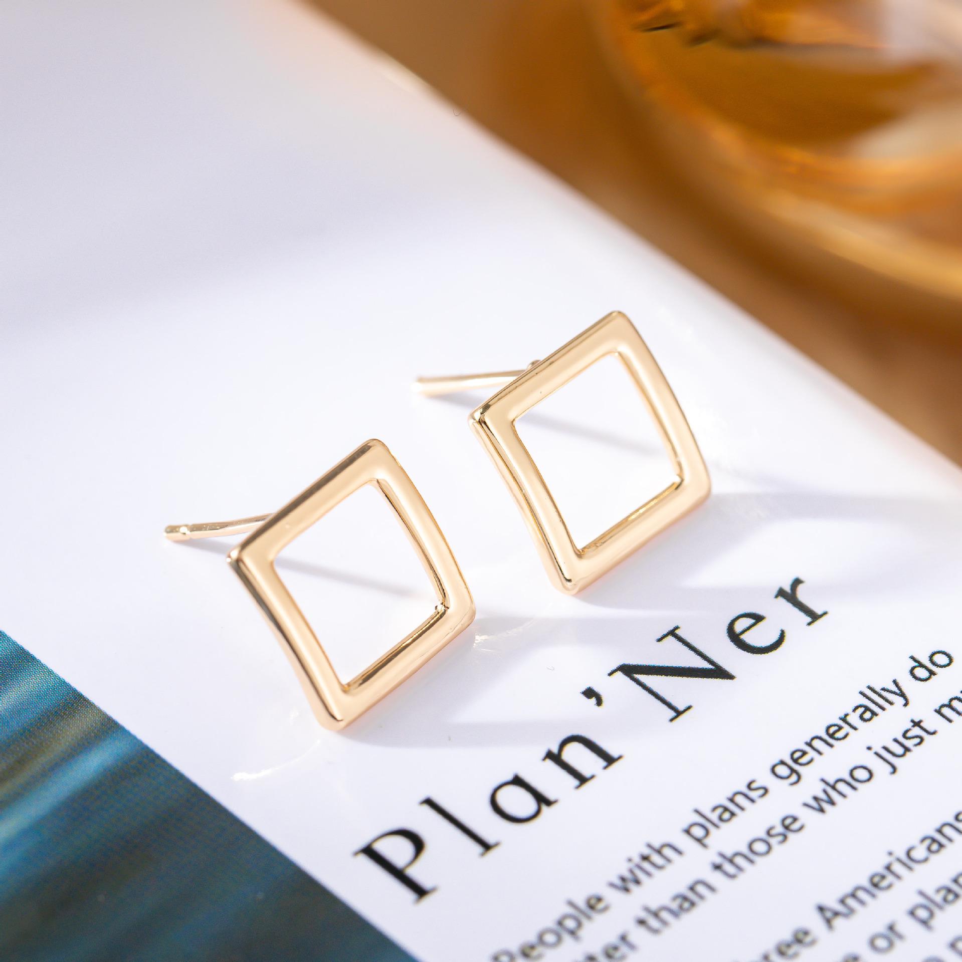 Elegant Korean-Style Geometric Square Stud Earrings - Fashionable & Exquisite.
