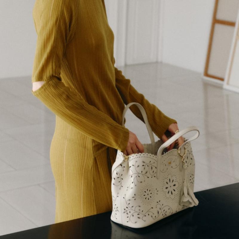 Daks Ivory Cowhide FLower Punching Tote Bag L Dcba6e586iv