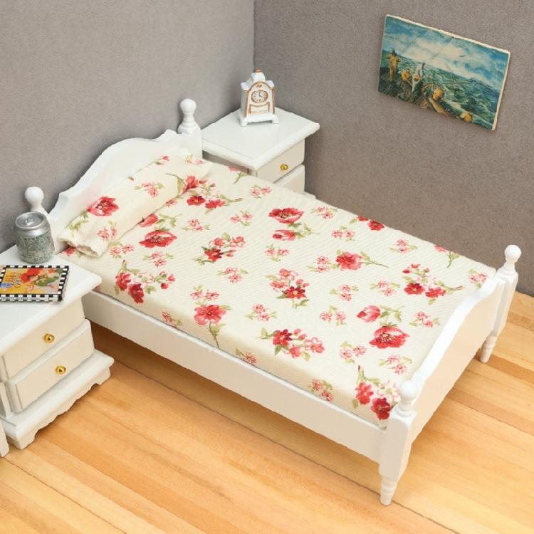 Detailliertes Bettzeugset einschließlich realistischem Einzelbett mit geschnitztem Holzrahmen