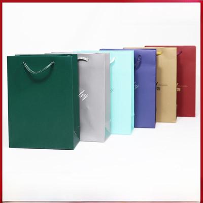 „Weiße Geschenktüten aus Karton für Schmuck und Accessoires“