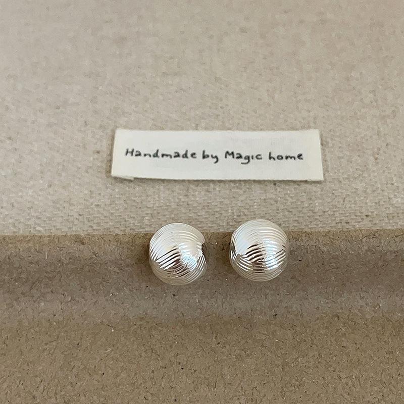 

Серьги-гвоздики из полукруглого металла с текстурой ракушки. Женские простые и продвинутые серьги с индивидуальным стилем, модные, темпераментные, универсальные серьги для поездок на работу